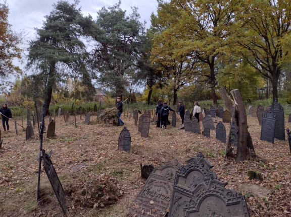 Sprzątanie cmentarza żydowskiego